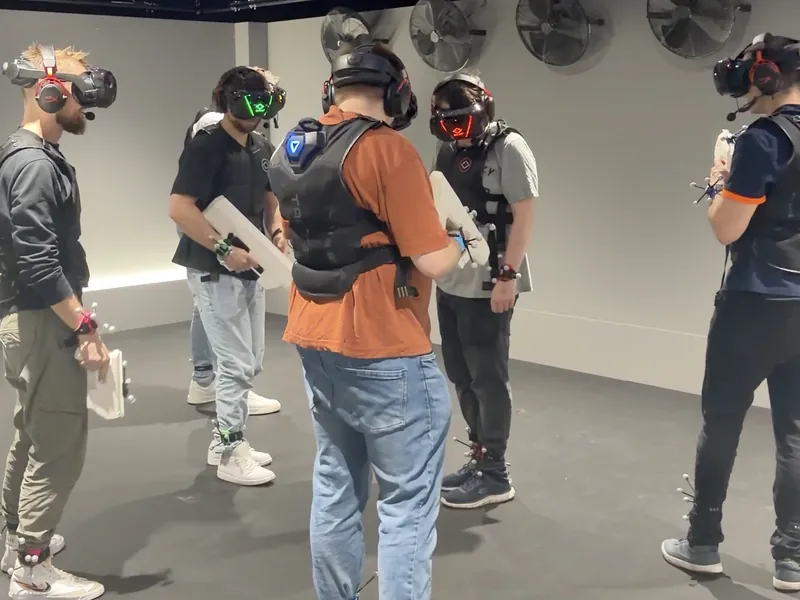 Teammitglieder mit VR-Brillen bei einem gemeinsamen Teamevent