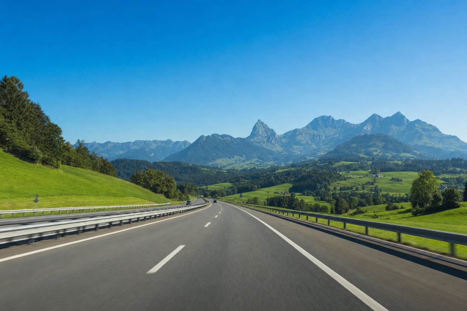 Autobahn durch eine Landschaft in der Schweiz