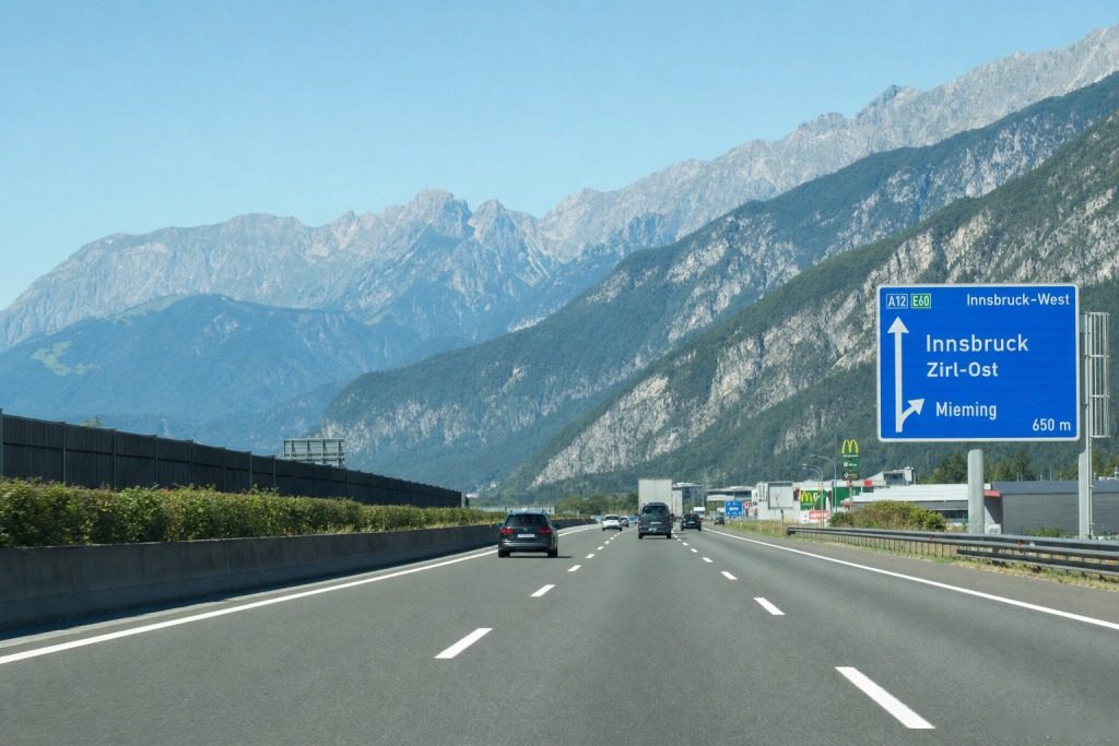 Austriacka autostrada w pobliżu Innsbrucka z widokiem na Alpy