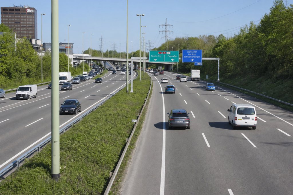 Schweizisk motorvej med flydende trafik