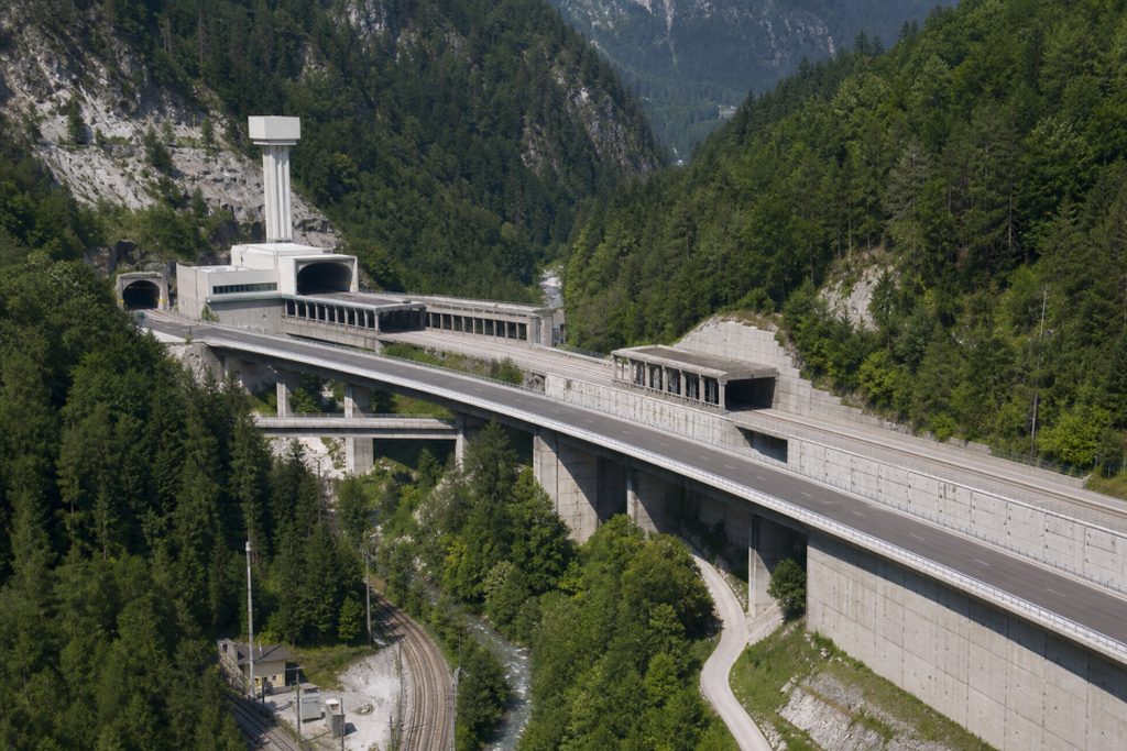 Ulazni portal i tunelsko postrojenje na planinskoj autocesti u Karavankama