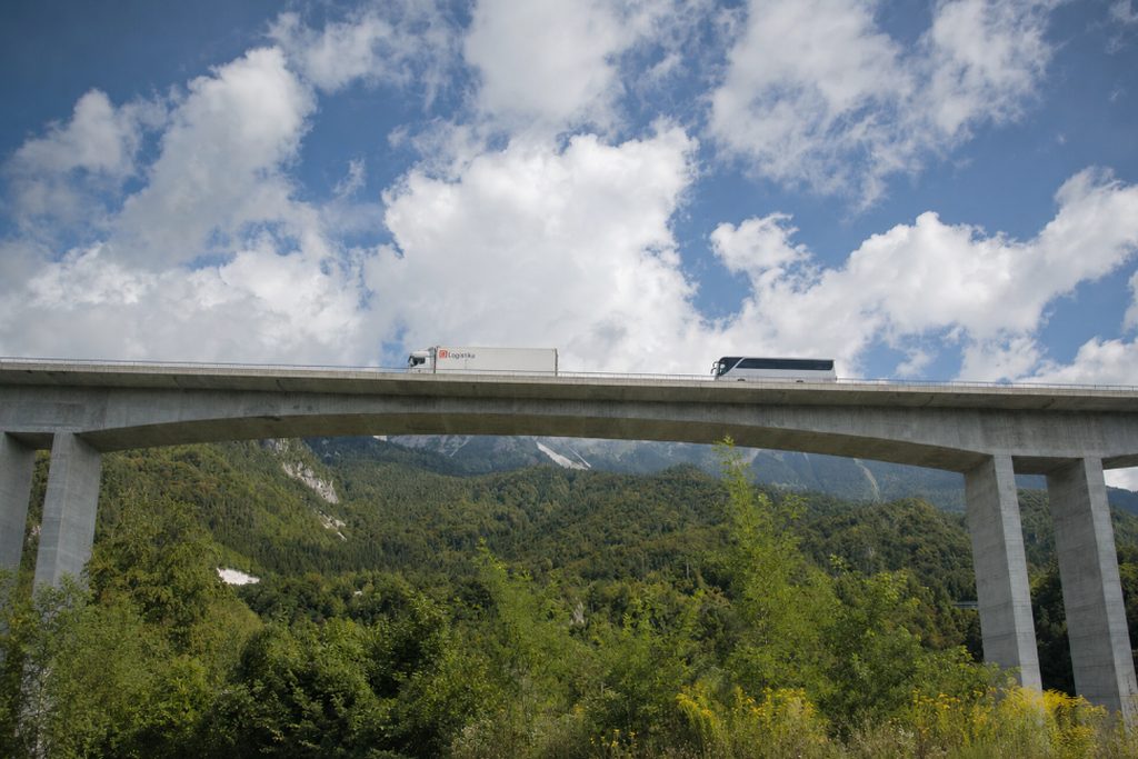 Kamion i turistički autobus voze preko slovenskog vijadukta na autocesti