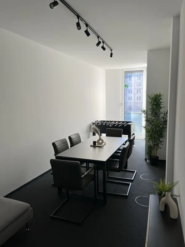 Aufenthaltsraum mit Esstisch und Kicker im DMC-Büro